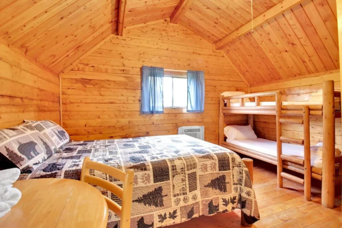 Rustic With Pool Access Holiday home Bloomington