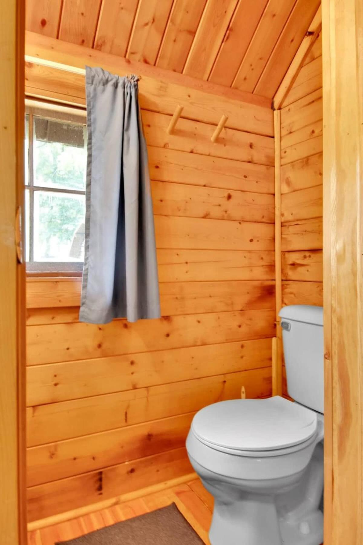 Rustic With Pool Access Bloomington
