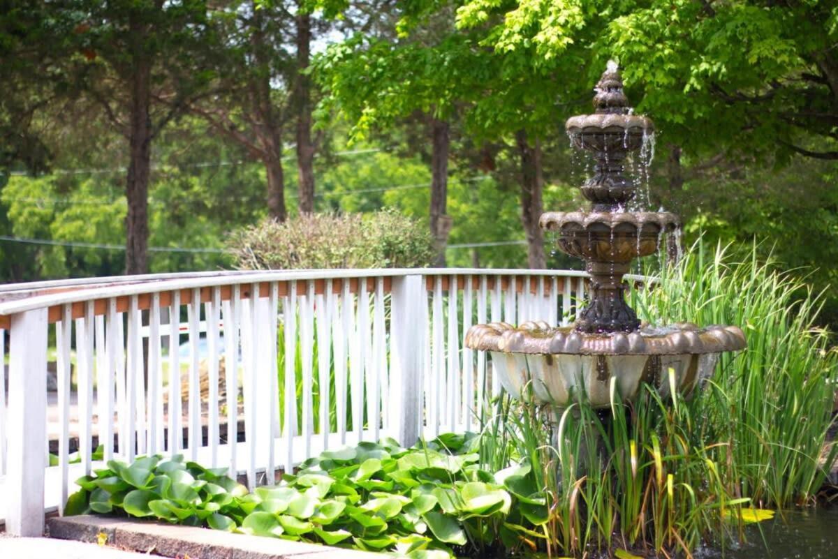 Rustic With Pool Access Bloomington