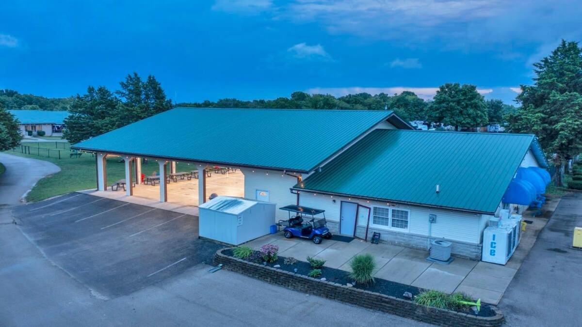 Rustic With Pool Access Holiday home Bloomington